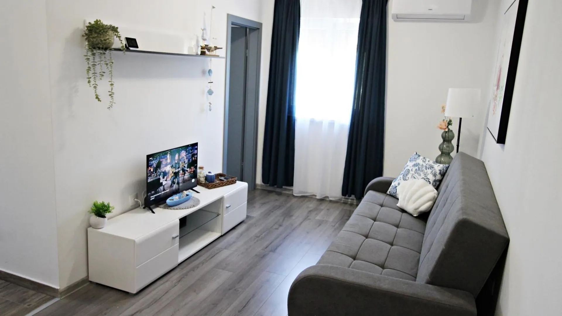 Mell'S Apartment - Blue Pula